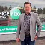 Myyntijohtaja Jari Turunen seisoo Officepro Joensuun konttorin ulkopuolella.