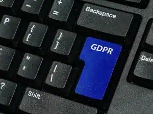tietokonee näppäimistö, missä on Enter näppäimeen kirjoitettu GDPR.