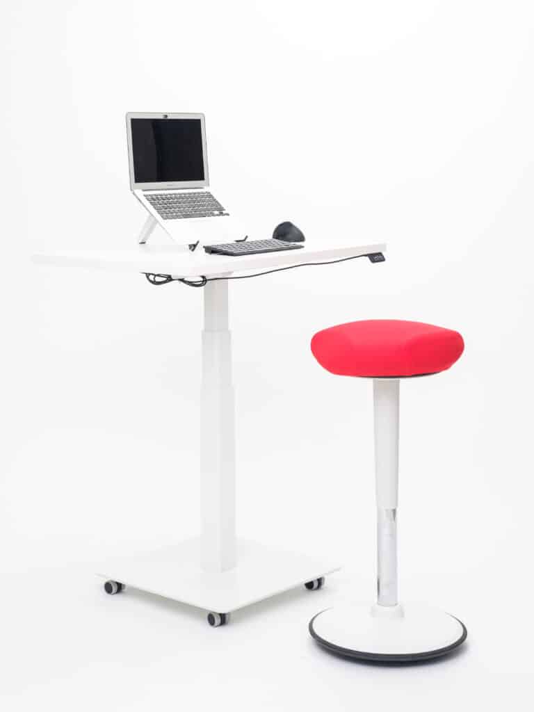 Satulatuoli, sähköpöytä, ergonominen hiiri, kannettavan tietokoneen teline ja näppäimistö.
