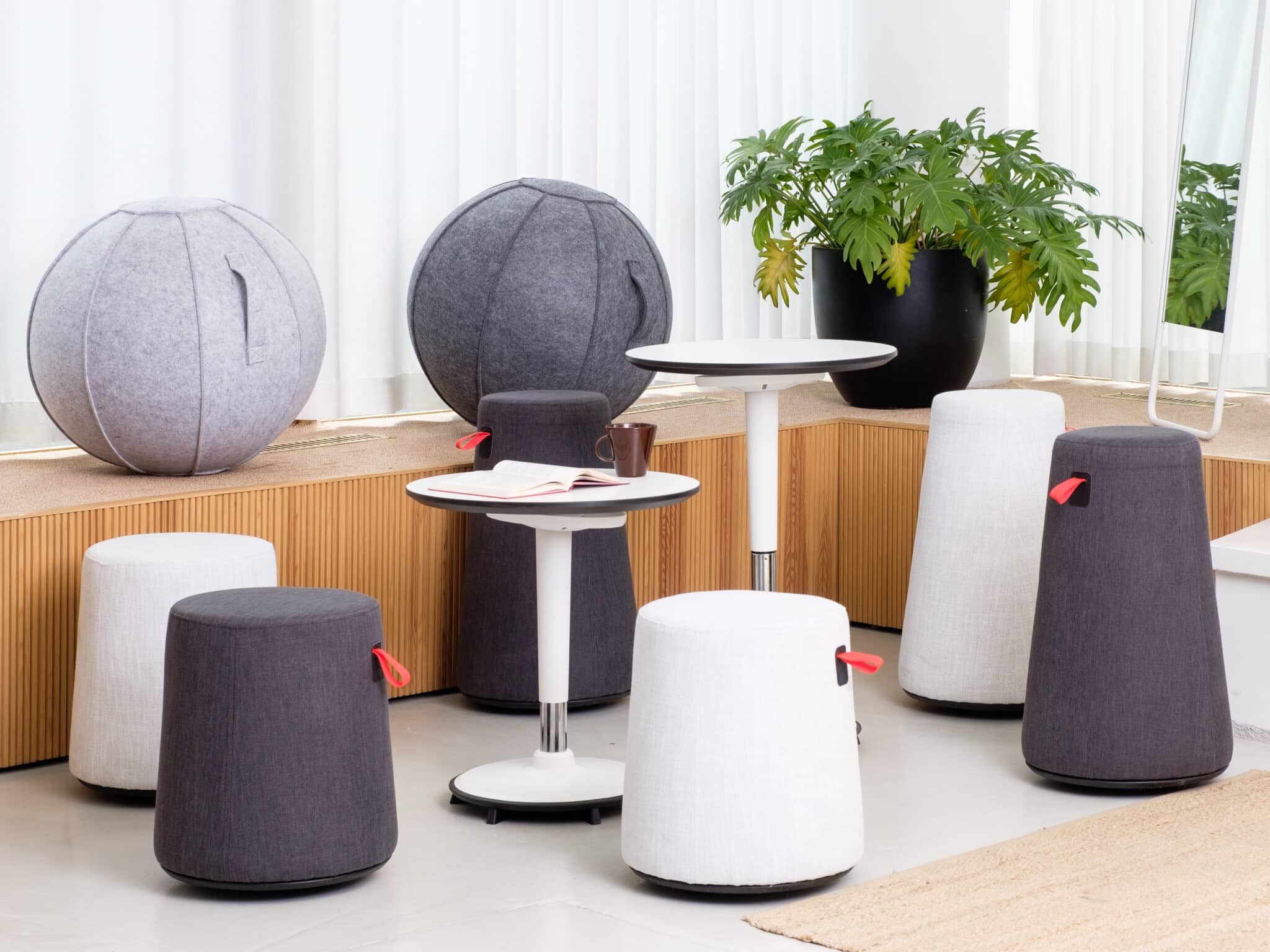 Ergonomiakalusteita toimistoympäristössä.